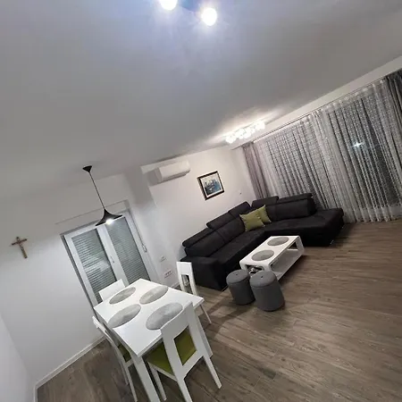 Sun Apartment *